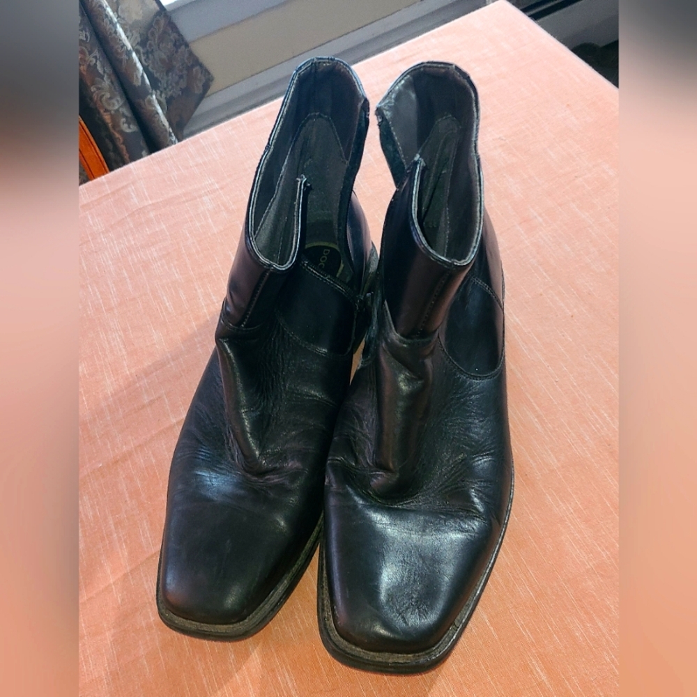 Dockers square two black leather boots